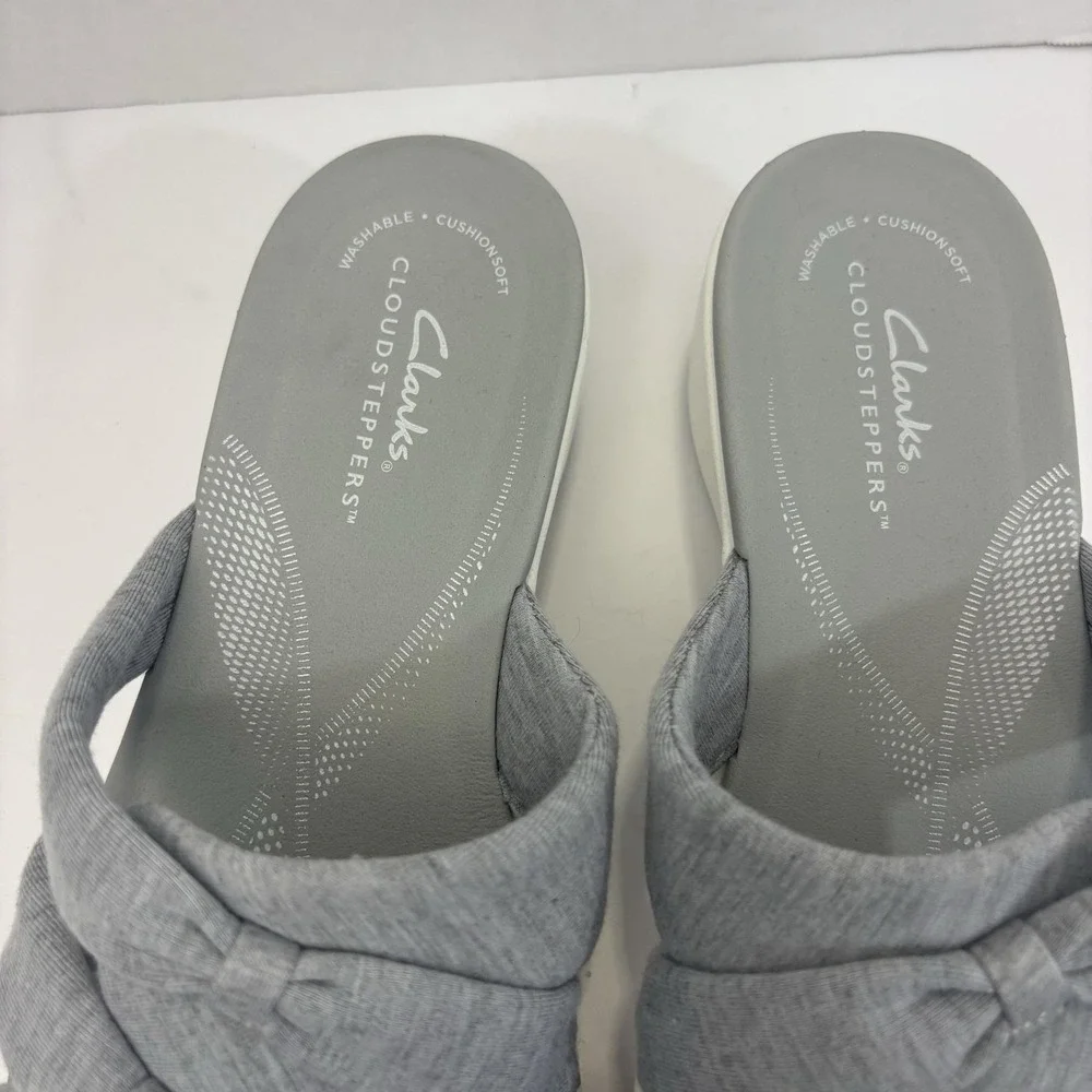 NEW Clarks Cloudsteppers Wedge Sandals Womens Size 7M Gray Thong Comfort Knit